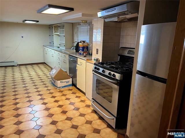 579 Oregon Avenue, Cliffside Park, NJ 07010