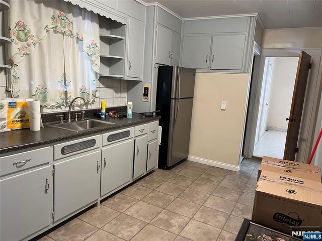 579 Oregon Avenue, Cliffside Park, NJ 07010