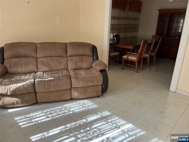 579 Oregon Avenue, Cliffside Park, NJ 07010