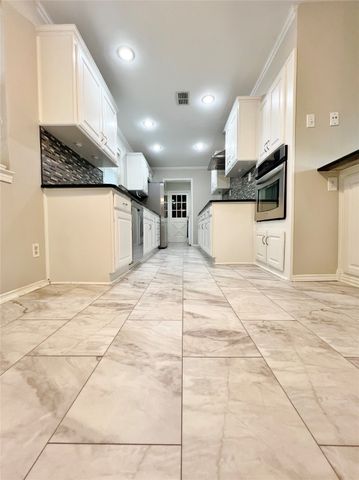 3920 Sanguinet Street, Fort Worth, TX 76107