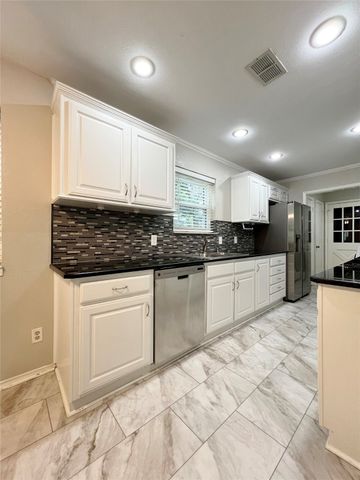 3920 Sanguinet Street, Fort Worth, TX 76107