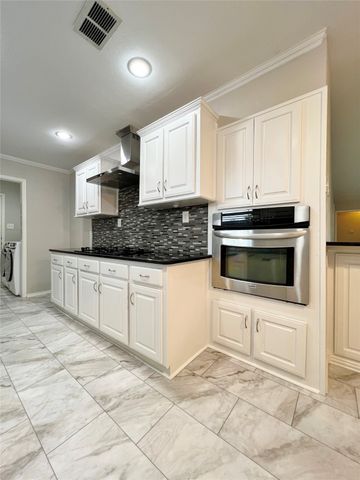 3920 Sanguinet Street, Fort Worth, TX 76107