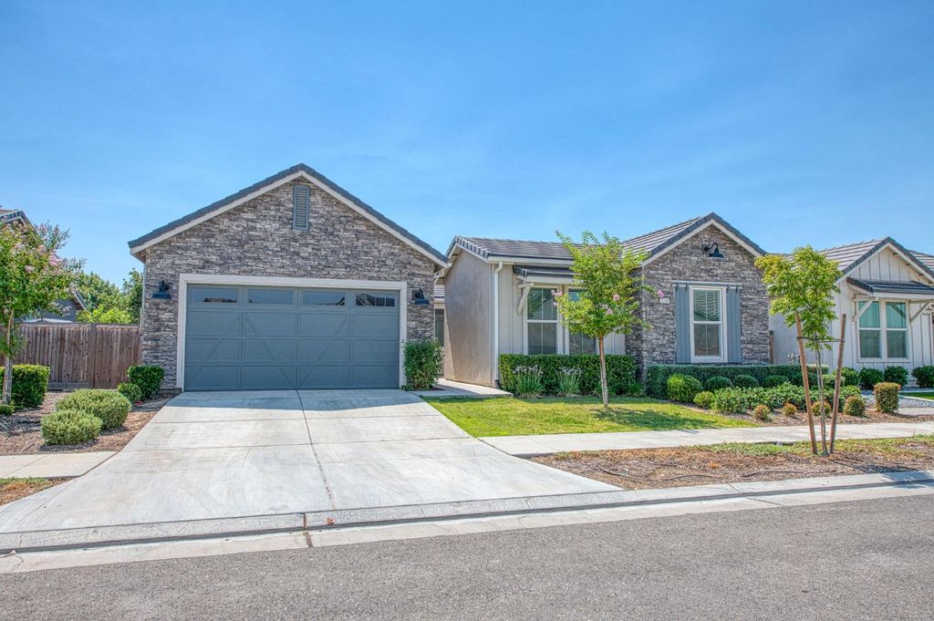 1200 Farmhouse Avenue, Clovis, CA 93619