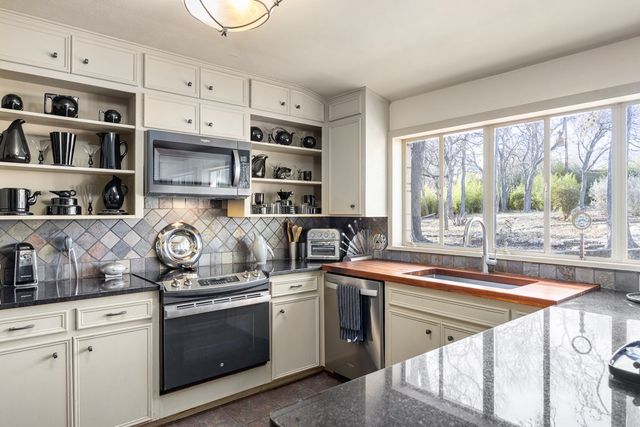 228 N Galbraith Ave, Kerrville, TX 78028