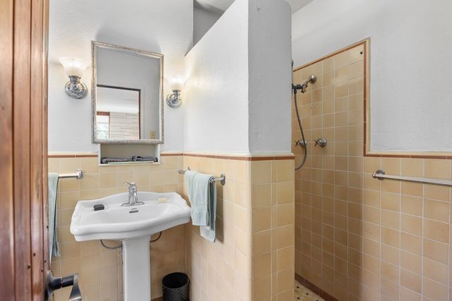 228 N Galbraith Ave, Kerrville, TX 78028