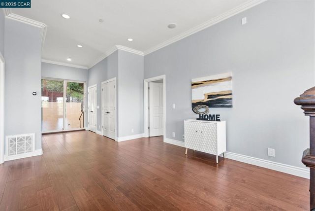 102 Barbara Rd, Orinda, CA 94563