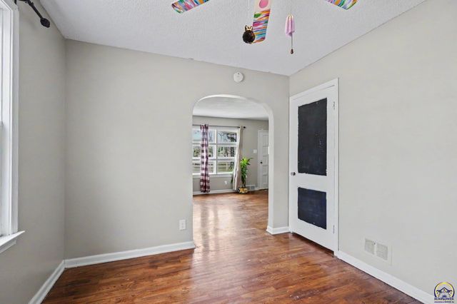 5131 SW Urish RD, Topeka, KS 66610