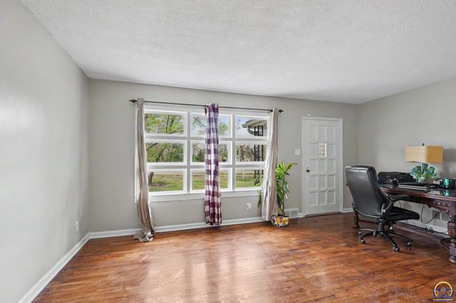 5131 SW Urish RD, Topeka, KS 66610