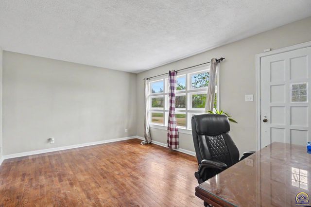 5131 SW Urish RD, Topeka, KS 66610