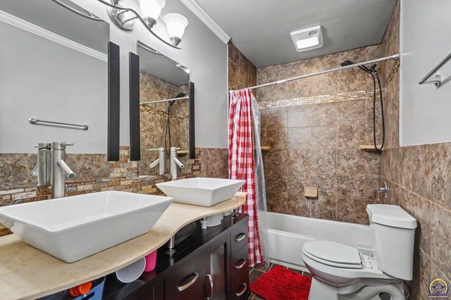 5131 SW Urish RD, Topeka, KS 66610