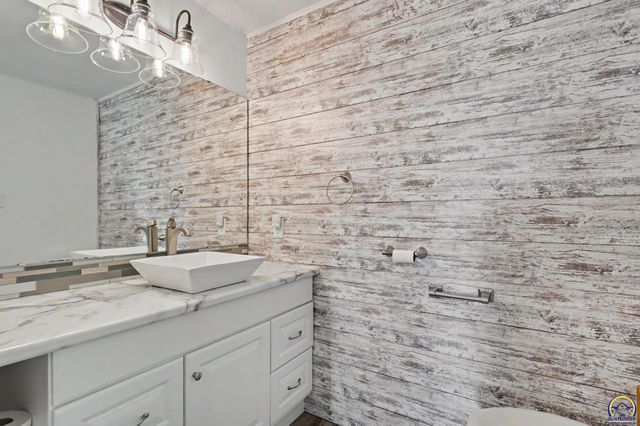 5131 SW Urish RD, Topeka, KS 66610