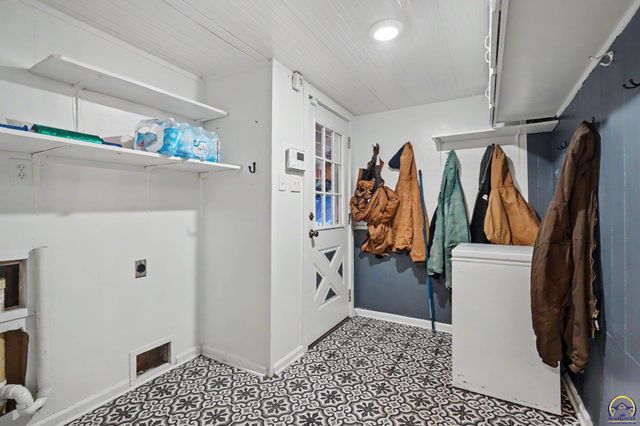 5131 SW Urish RD, Topeka, KS 66610