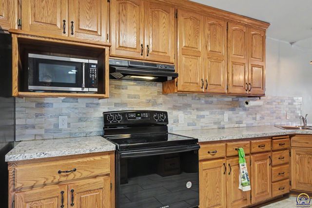 5131 SW Urish RD, Topeka, KS 66610