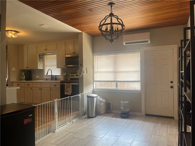 721 S 8th St, Kingsville, TX 78363