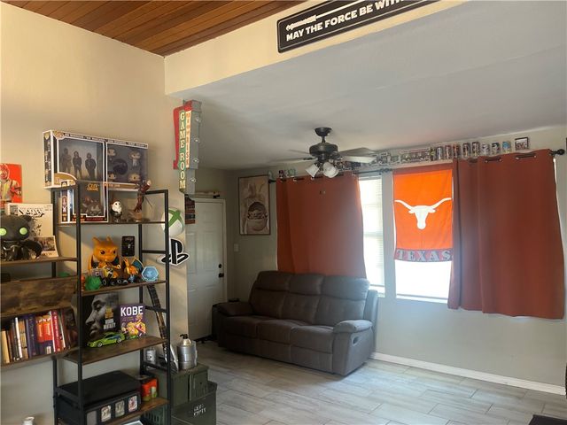 721 S 8th St, Kingsville, TX 78363