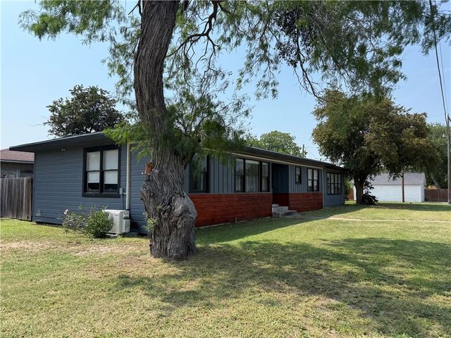 721 S 8th St, Kingsville, TX 78363