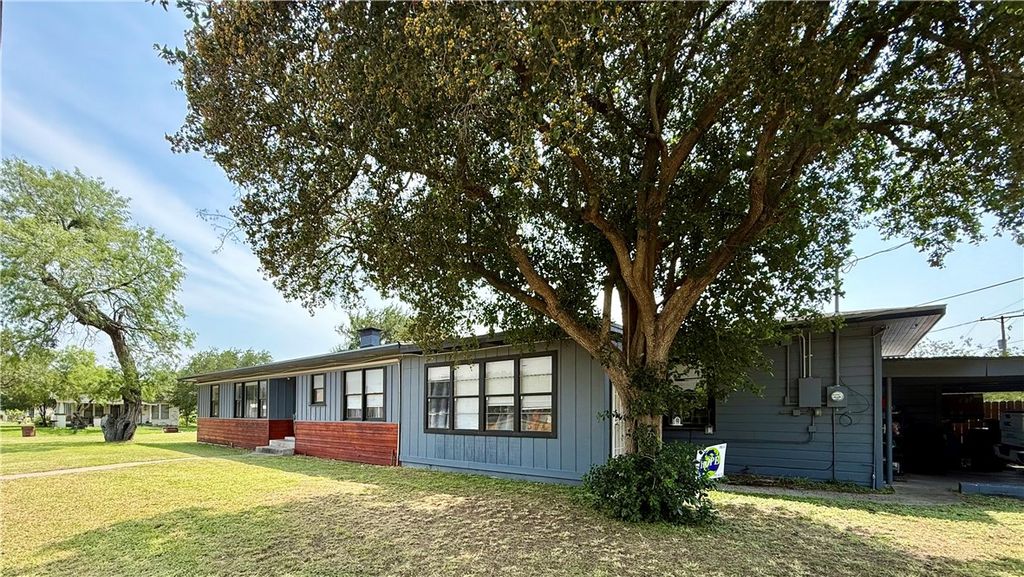 721 S 8th St, Kingsville, TX 78363