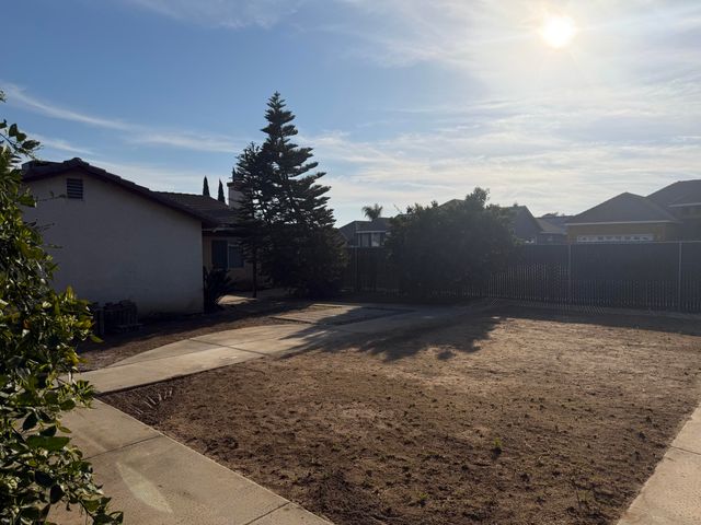 1364 W Date Avenue, Porterville, CA 93257