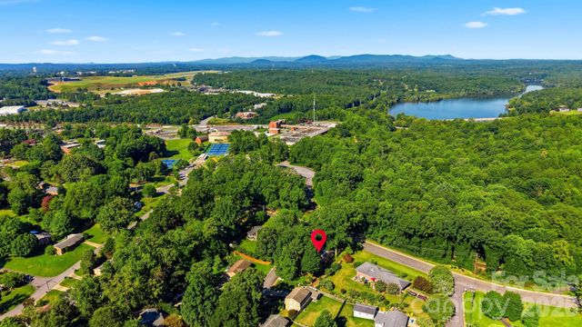 1650 12th Street Drive NW, Hickory, NC 28601