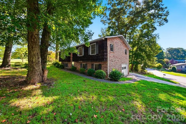 1650 12th Street Drive NW, Hickory, NC 28601