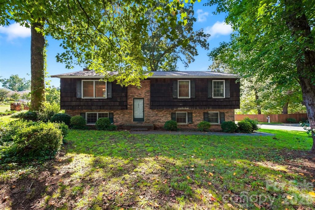 1650 12th Street Drive NW, Hickory, NC 28601
