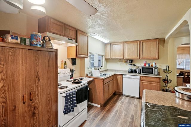 3680 Blossom Dr NE, Salem, OR 97305