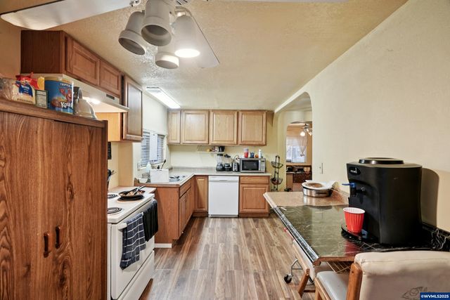 3680 Blossom Dr NE, Salem, OR 97305