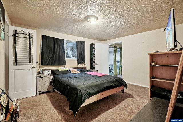 3680 Blossom Dr NE, Salem, OR 97305