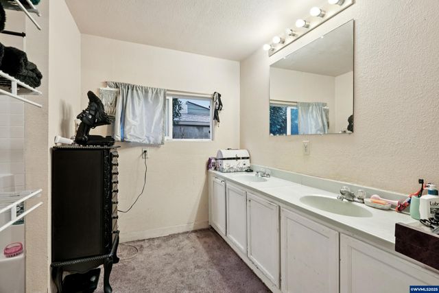 3680 Blossom Dr NE, Salem, OR 97305