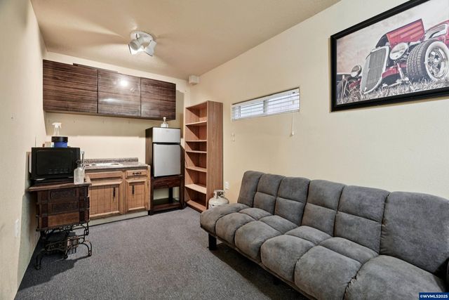 3680 Blossom Dr NE, Salem, OR 97305