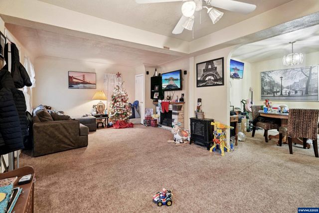 3680 Blossom Dr NE, Salem, OR 97305