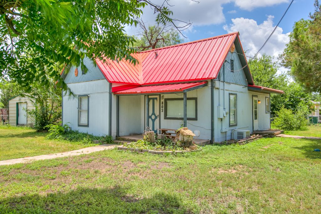 Image 1 of property listing at 803 E 17th Street, San Angelo, TX 76903