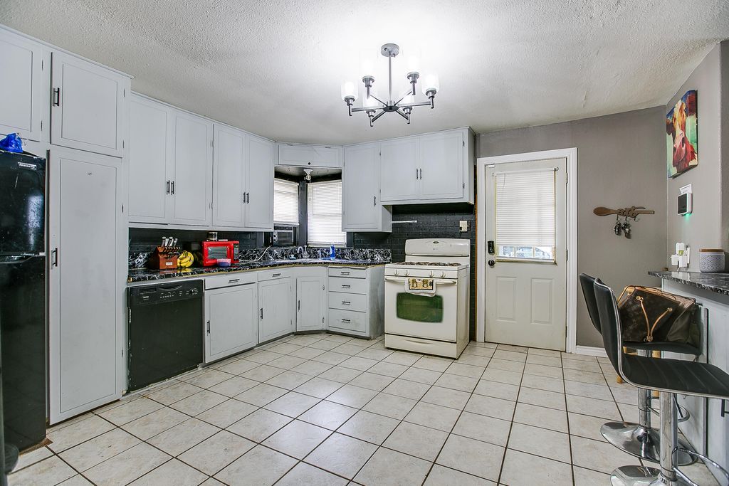 Image 10 of property listing at 803 E 17th Street, San Angelo, TX 76903