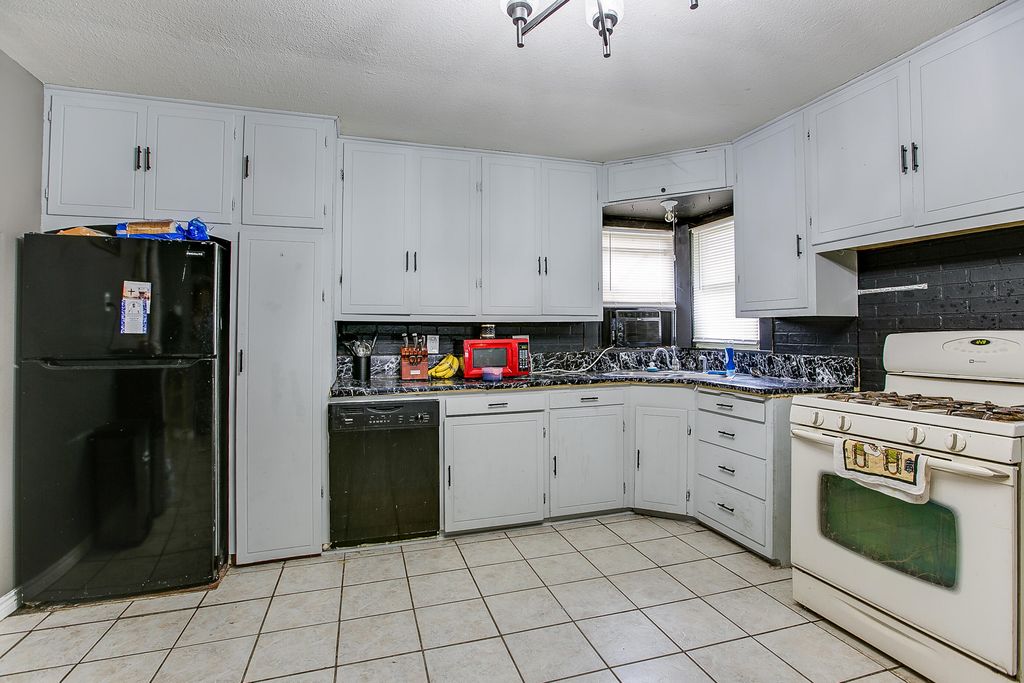 Image 11 of property listing at 803 E 17th Street, San Angelo, TX 76903