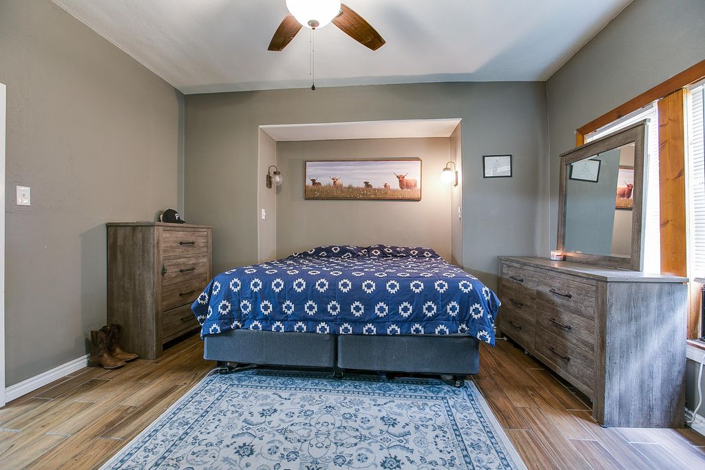 Image 13 of property listing at 803 E 17th Street, San Angelo, TX 76903