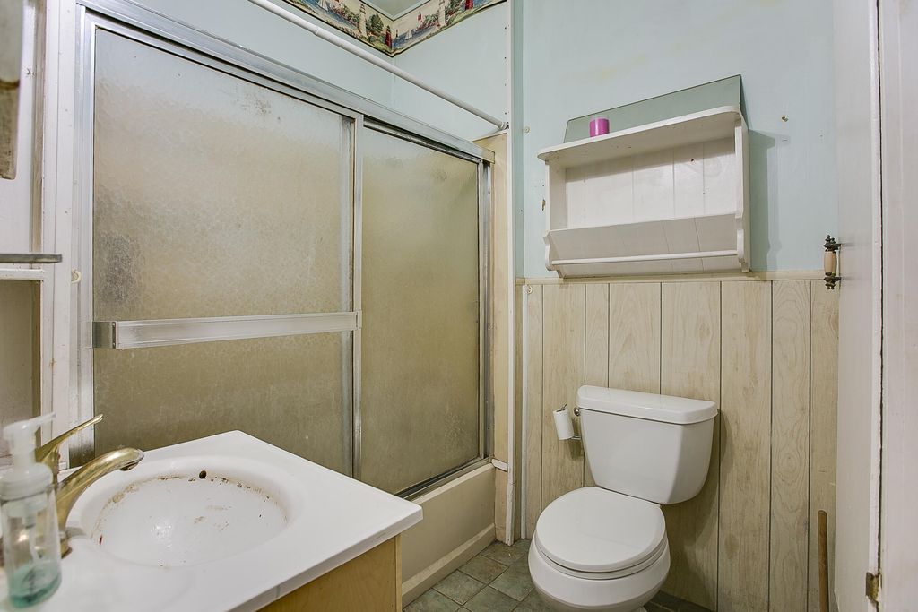 Image 17 of property listing at 803 E 17th Street, San Angelo, TX 76903