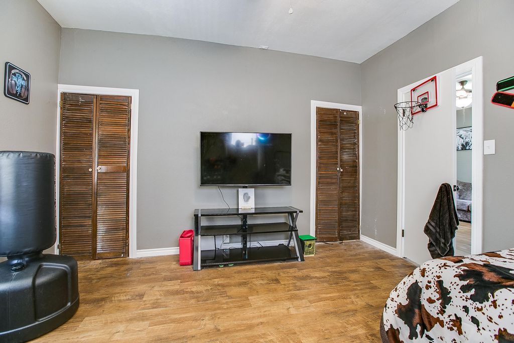 Image 19 of property listing at 803 E 17th Street, San Angelo, TX 76903