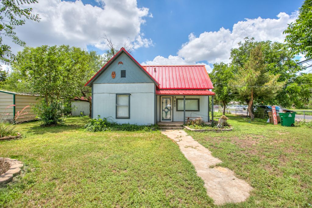 Image 2 of property listing at 803 E 17th Street, San Angelo, TX 76903