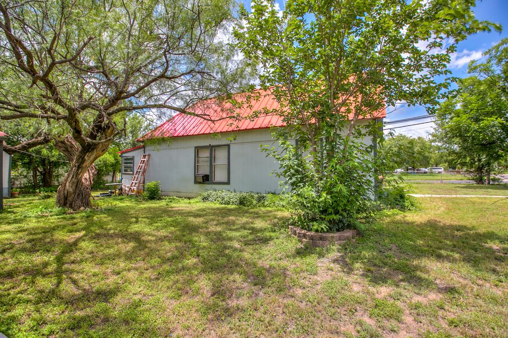 Image 20 of property listing at 803 E 17th Street, San Angelo, TX 76903