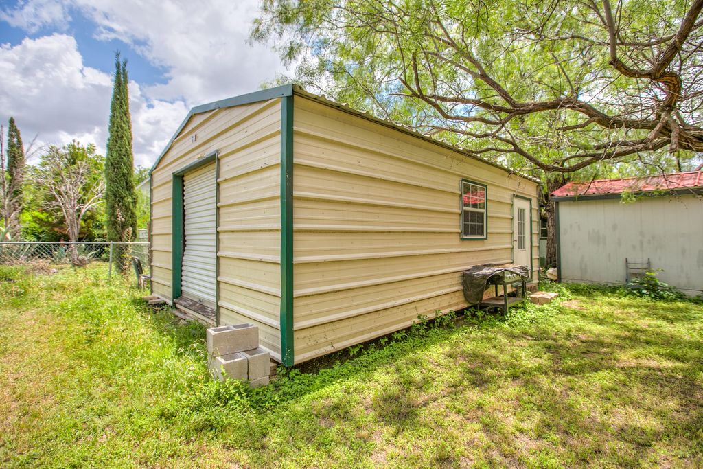Image 21 of property listing at 803 E 17th Street, San Angelo, TX 76903