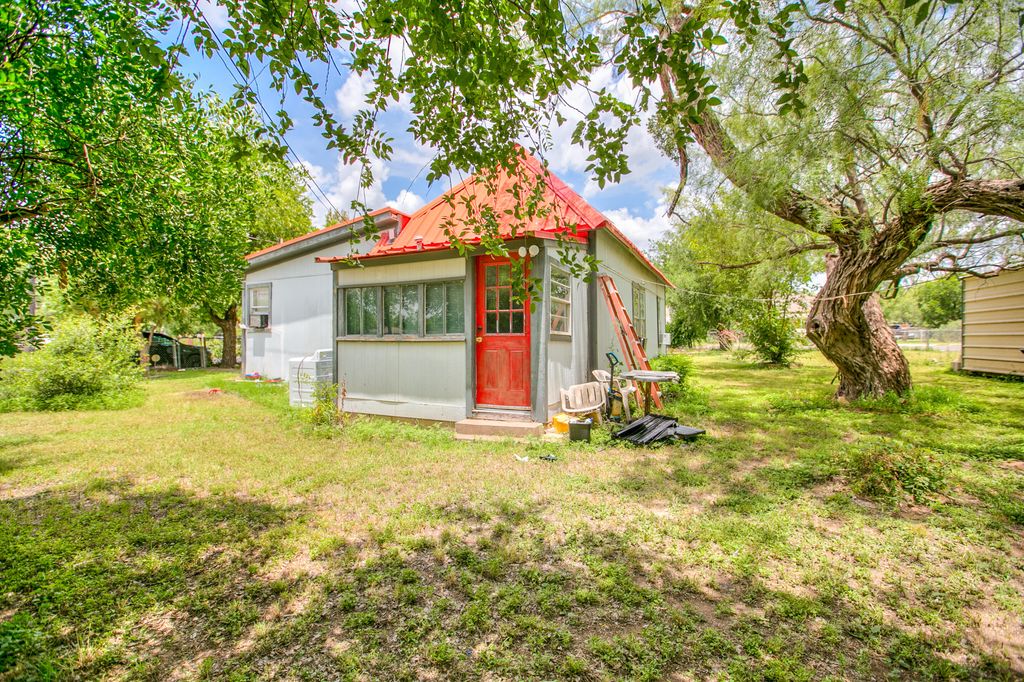 Image 22 of property listing at 803 E 17th Street, San Angelo, TX 76903