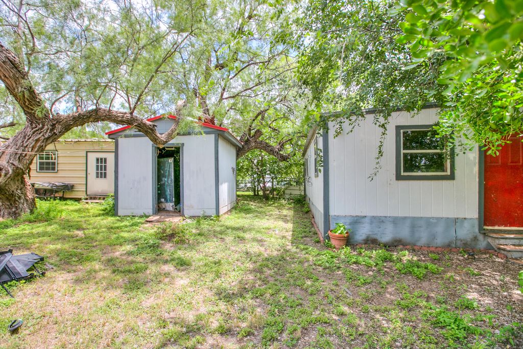 Image 23 of property listing at 803 E 17th Street, San Angelo, TX 76903