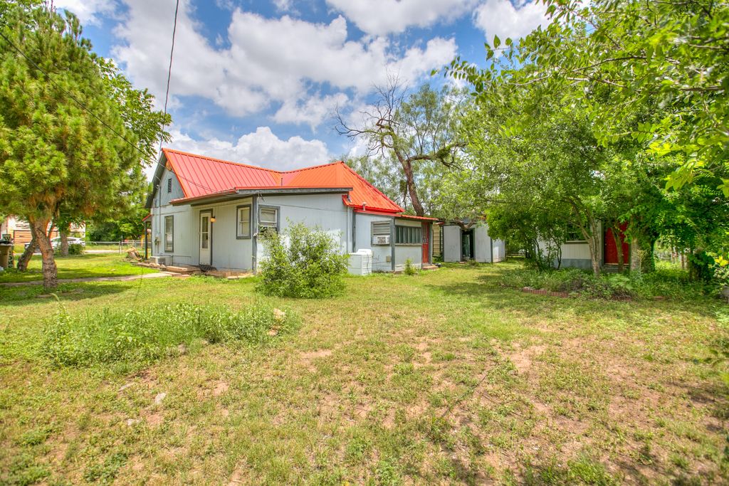 Image 24 of property listing at 803 E 17th Street, San Angelo, TX 76903
