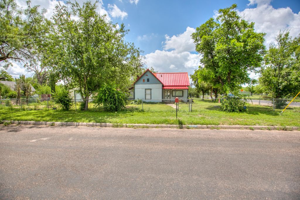 Image 3 of property listing at 803 E 17th Street, San Angelo, TX 76903