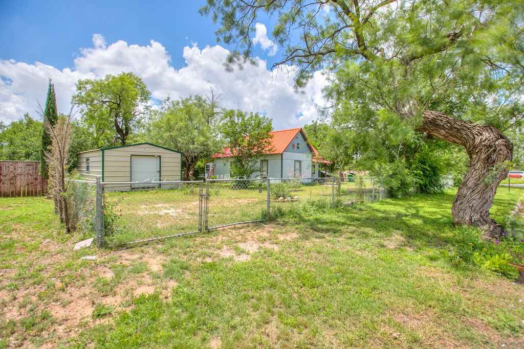 Image 4 of property listing at 803 E 17th Street, San Angelo, TX 76903