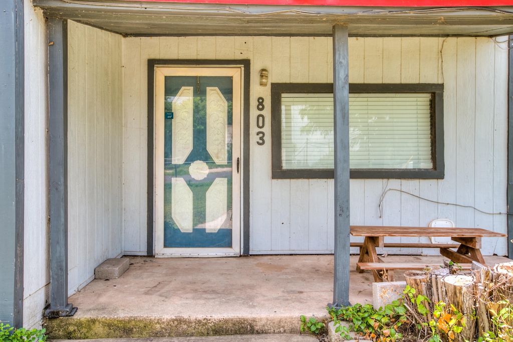 Image 5 of property listing at 803 E 17th Street, San Angelo, TX 76903