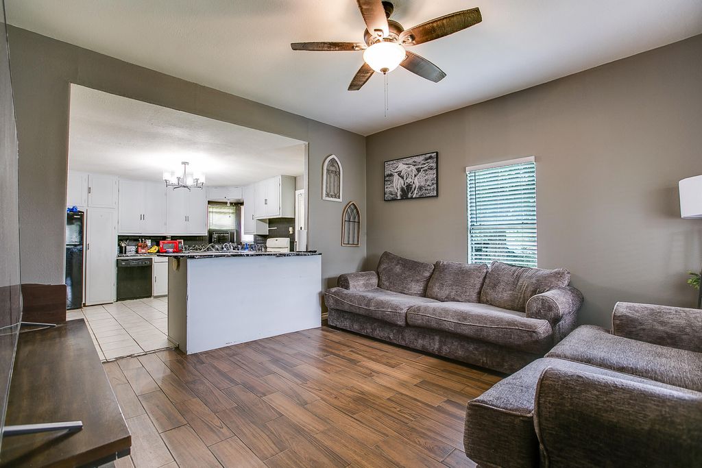 Image 6 of property listing at 803 E 17th Street, San Angelo, TX 76903