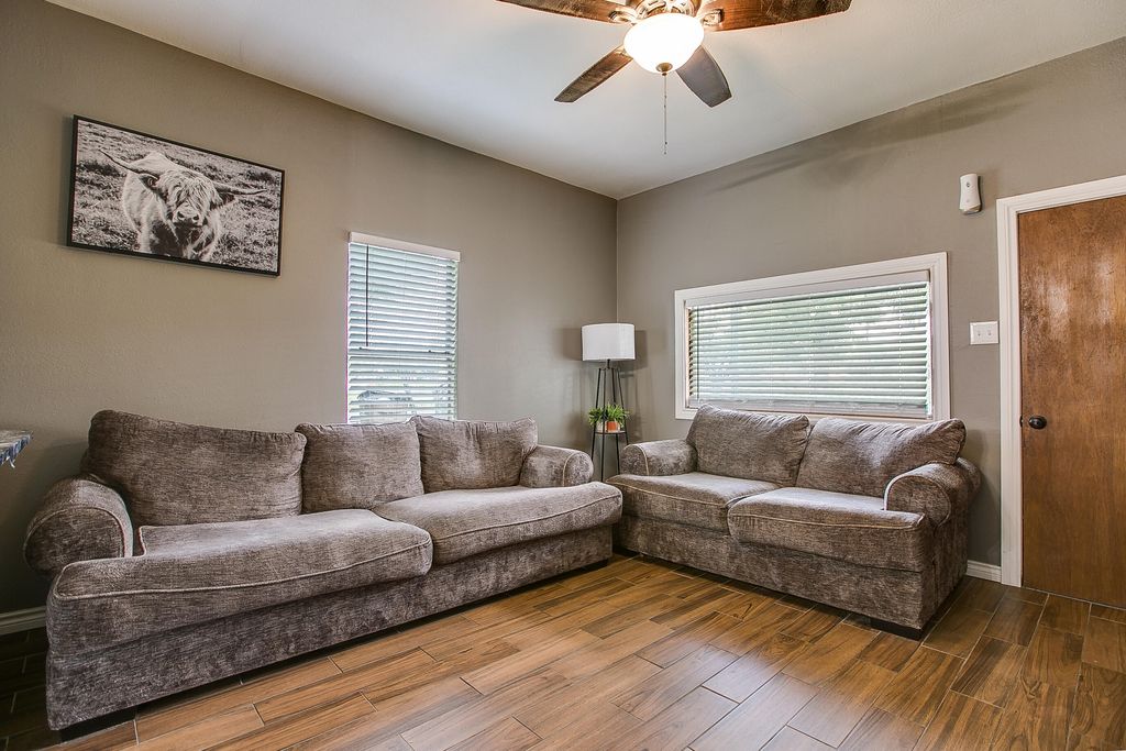 Image 7 of property listing at 803 E 17th Street, San Angelo, TX 76903
