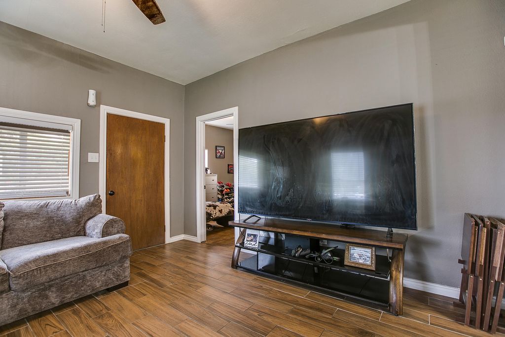 Image 8 of property listing at 803 E 17th Street, San Angelo, TX 76903