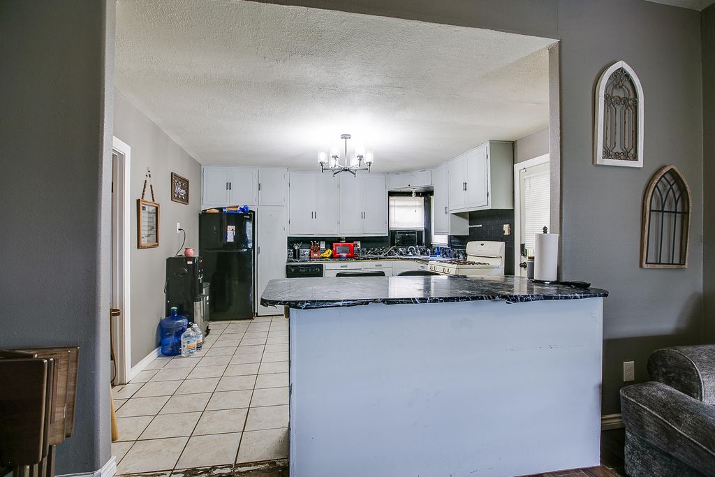 Image 9 of property listing at 803 E 17th Street, San Angelo, TX 76903
